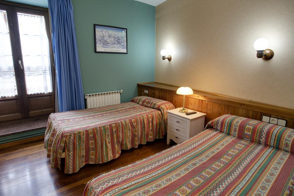 Hotel Avenida Benasque Habitación foto